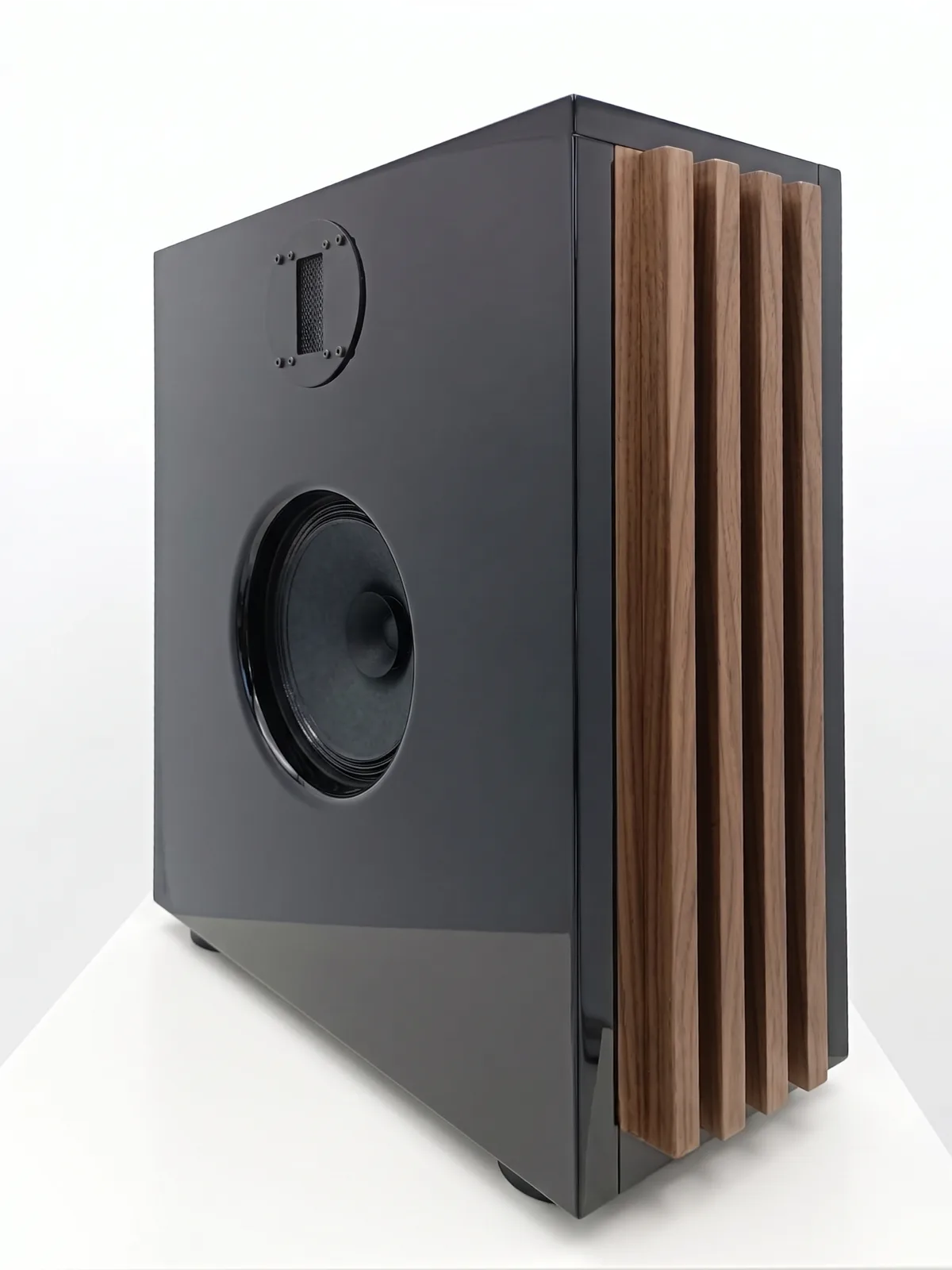 Cassa super bass AMT nera lucida con doghe in legno, prodotta da essequattro Spa su progetto Horgonic